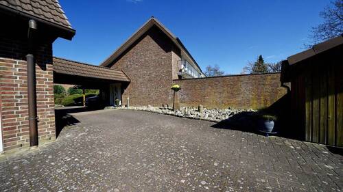Vorplatz - 7 Zimmer Mehrfamilienhaus, Wohnhaus zum Kaufen in Hamdorf
