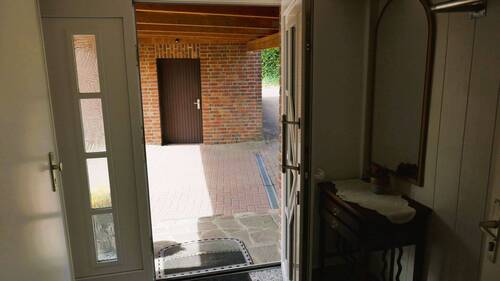 Flur Richtung Garagenhaus - Mehrfamilienhaus, Wohnhaus mit 215,00 m&sup2; in Hamdorf zum Kaufen