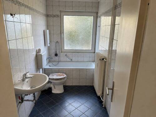 Badezimmer - 2 Zimmer Etagenwohnung zur Miete in Duisburg