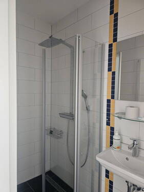 Badezimmer mit Dusche - 