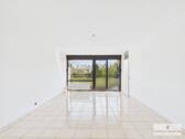 Wohnzimmer - NEUER PREIS Großzügige 3-Zimmer-Wohnung mit Südwestbalkon, Tiefgaragenstellplatz & Weitblick - im 8. Stock eines gepflegten Mehrfamilienhauses