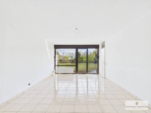 Wohnzimmer - NEUER PREIS Großzügige 3-Zimmer-Wohnung mit Südwestbalkon, Tiefgaragenstellplatz & Weitblick - im 8. Stock eines gepflegten Mehrfamilienhauses