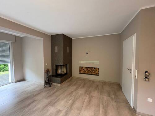 Wohnzimmer mit Blick zum Kamin - 