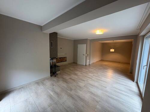 Wohnzimmer mit Blick zum Essbereich - 