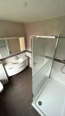 Badezimmer mit bodentiefer Dusche - 