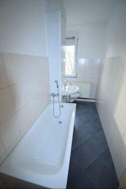 Originalbild Bad - Etagenwohnung mit 76,10 m&sup2; in Riesa zur Miete