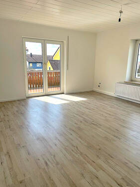 Wohnzimmer mit Balkon - 