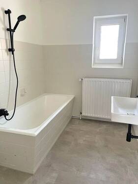 Bad mit Wanne, Duschvorbereitung und Fenster - Etagenwohnung mit 82,00 m² in Herrieden zur Miete