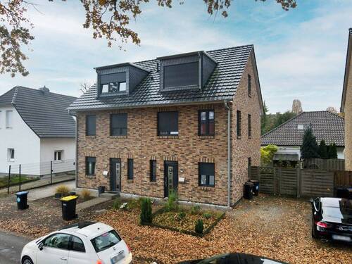 Bild 1 - Doppelhaushälfte mit 4 Zimmern und Stellplatz in Bremen-Osterholz