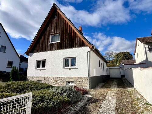 Ansicht Frontseite/Stellplätze - 8 Zimmer Einfamilienhaus in Rosbach