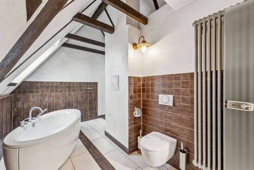 Badezimmer mit Badwanne - 