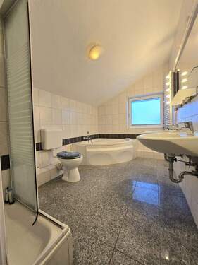 Vollbad mit Wanne und Dusche - 