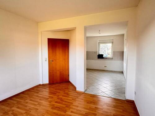 Wohnzimmer + Küche - 2 Zimmer Etagenwohnung zur Miete in Sandersdorf
