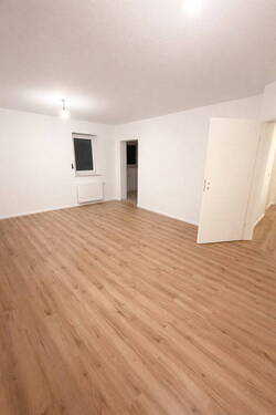 Wohnzimmer - 3-Zimmer Wohnung (64m²) mit Terasse und Gartenmitbenutzung in Puderbach zu vermieten, renoviert