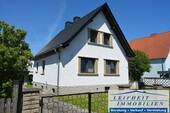Seiten- und Vorderansicht - Freistehendes Haus mit Garten und großer Garage in Schlotheim