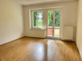 Wohnzimmer - ATTRAKTIVE WOHNUNG MIT SÜD - BALKON SUCHT NETTEN MIETER !!!