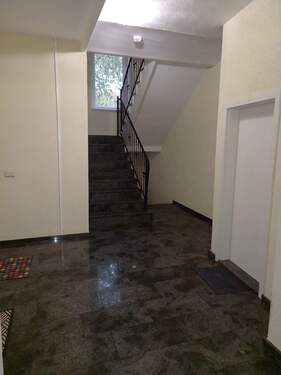Pflegeleicht und aufgeräumt: Treppenhaus im EG - Interessantes Investment: Drei vermietete Wohnungen in einem Haus. Ruhige Lage nahe FH