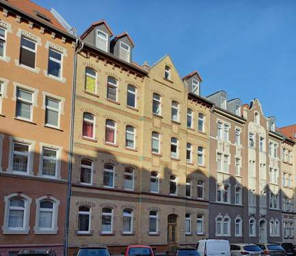Straßenansicht in ruhiger Seitenstrasse, zeitlose Klinkerfassade - 6 Zimmer Etagenwohnung in Erfurt