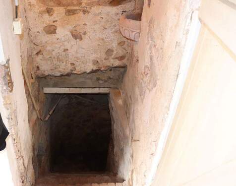 Kellertreppe mit Taufbecken - 