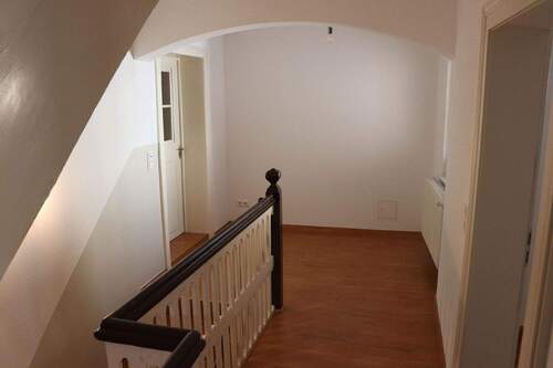 Flur beim Treppenaufgang - 