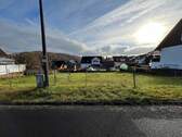 Blick von der Straße - Ruhig gelegenes Baugrundstück in familienfreundlicher Lage