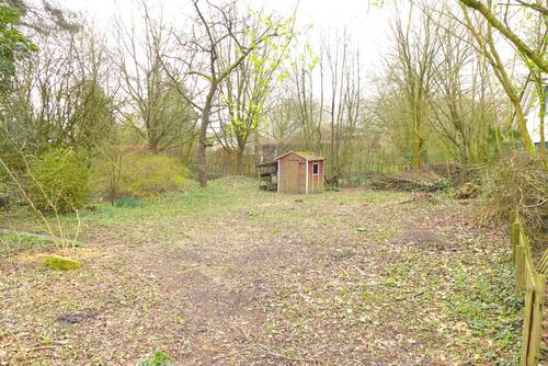 Grundstücksansicht mit Gartenlaube - Verstecktes Juwel: Ruhiges Grundstück mit privater Zuwegung in zentraler Lage