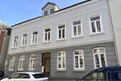 Haus von außen - Frisch renoviert! Zentrale 2-Zimmer-Dachgeschoss-Wohnung mit Einbauküche in Flensburg