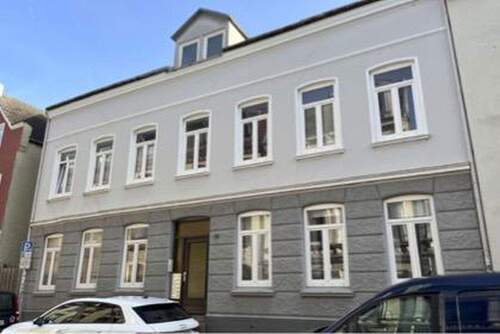 Haus von außen - Frisch renoviert! Zentrale 2-Zimmer-Dachgeschoss-Wohnung mit Einbauküche in Flensburg