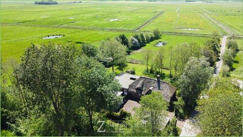 Blick über die Felder - Energetisch modernisiert: Reetdachkate mit Einliegerwohnung**