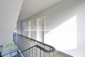 Treppenhaus mit Wohnungseingang - 