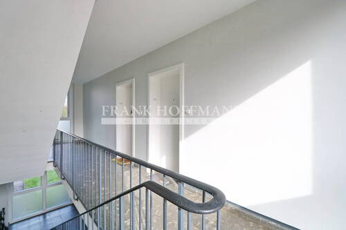 Treppenhaus mit Wohnungseingang - 