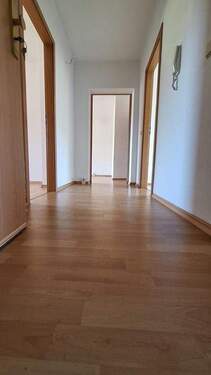 Flur (Sicht von Eingangstür) - 3 Zimmer Etagenwohnung in Weißenfels