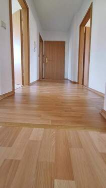 Flur (Sicht zur Eingangstür) - Etagenwohnung mit 58,50 m&sup2; in Weißenfels zur Miete