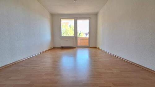 Wohnzimmer mit Balkon - 