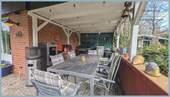 Überdachte Terrasse – gemütliche Stunden bei jedem - 