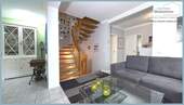 Wohnbereich mit offener Treppe und Zugang zum Eing - 