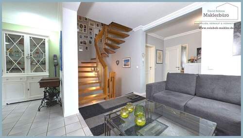 Wohnbereich mit offener Treppe und Zugang zum Eing - 