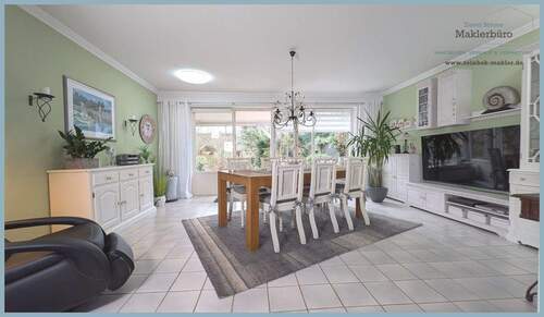 Heller Wohn- und Essbereich mit Blick in den Garte - 