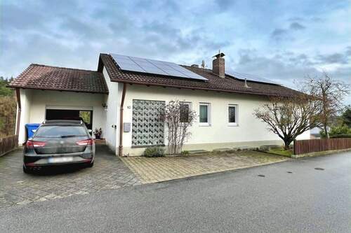 Außen - Westansicht - 8 Zimmer Mehrfamilienhaus, Wohnhaus in Hebertsfelden