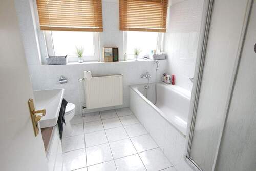 Vollbad mit Wanne u. Dusche, Haus 2 - 