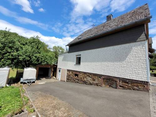 Einfahrt mit Garage - 