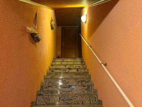 8 Treppenaufgang zum OG.jpg - 