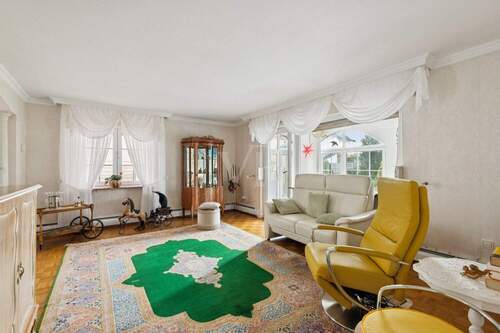 großes Wohnzimmer - 9 Zimmer Mehrfamilienhaus, Wohnhaus in Freimersheim