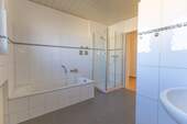 Tageslichtbad mit Badewanne und Dusche - 