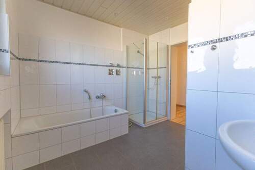 Tageslichtbad mit Badewanne und Dusche - 