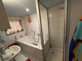 Badezimmer mit Badewanne und Dusche - 