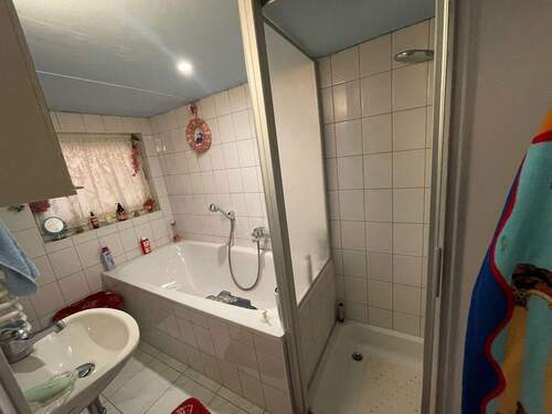 Badezimmer mit Badewanne und Dusche - 