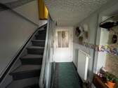 Flur mit massiver Holztreppe in das Obergeschoss - 