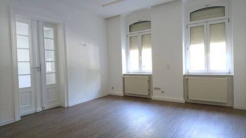 Blick ins Wohnzimmer - 2 Zimmer Etagenwohnung in Riesa