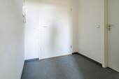 Flur mit Blick zur Wohnungstür - 2 Zimmer Etagenwohnung zur Miete in Dresden